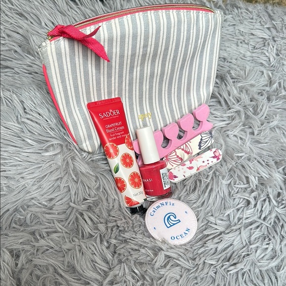 Ipsy Bag & Beauty Bundle w/Farmasi Polish Watermelon Splat, Lotion and More GIFT - Picture 5 of 8